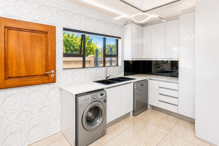 5 Bedroom Property for Sale in Xanadu Eco Park North West
